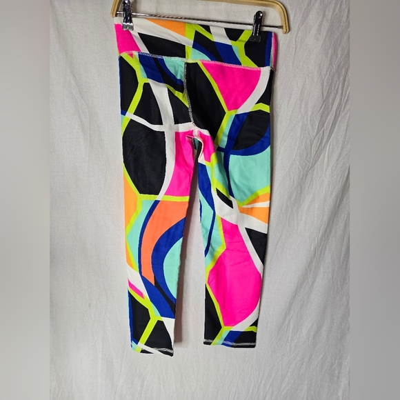 NWT FABLETICS Popsicle Print Salar Powerhold Capri Leggings Midrise Geometric XS - Picture 3 of 3